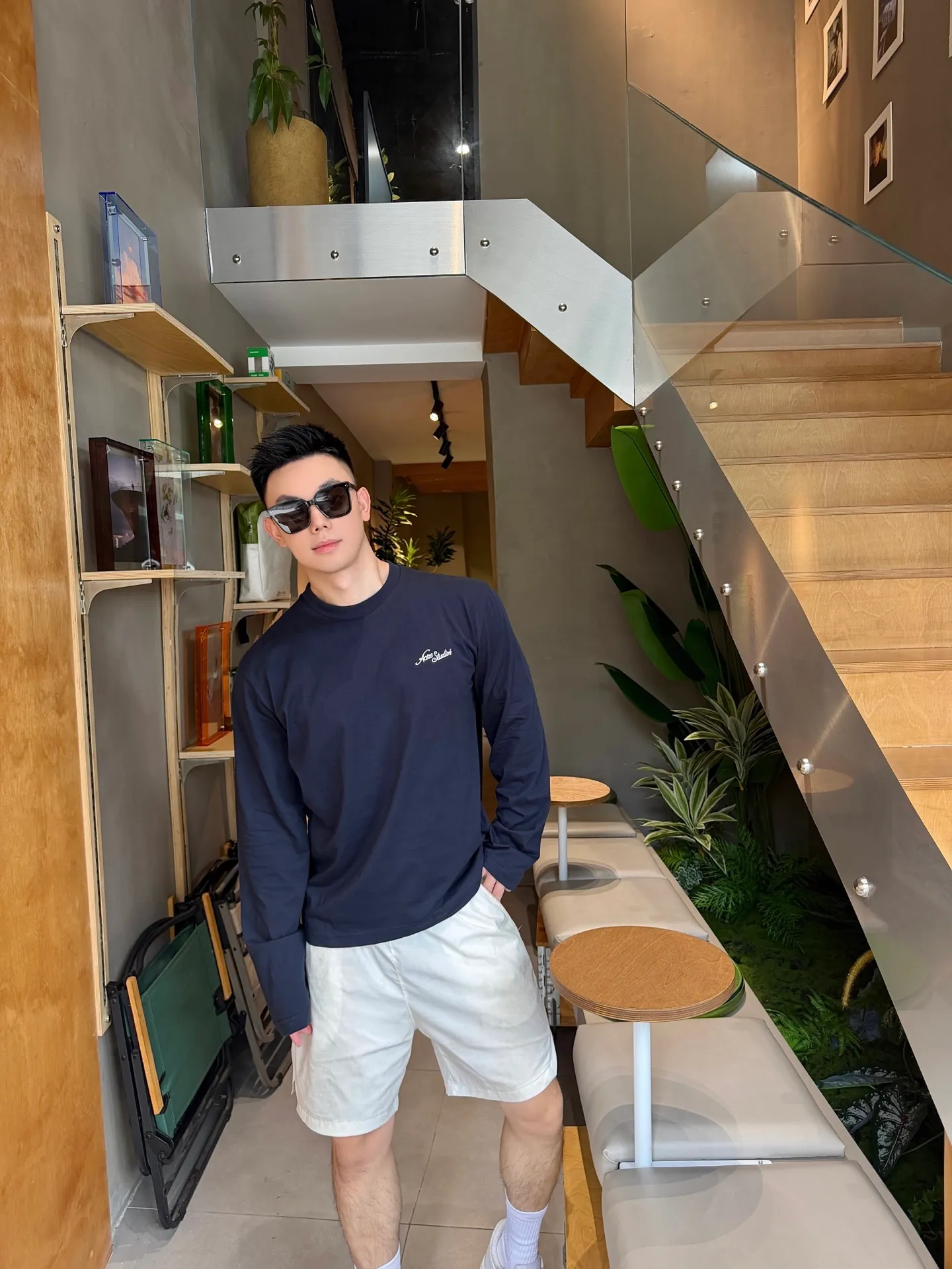 [Upper body picture] Acne Studios logo embroidered long sleeves (Blue)